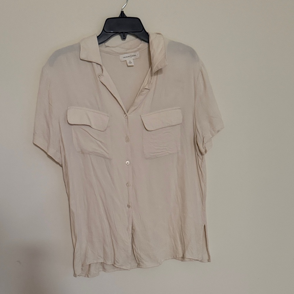 Treasure & Bond Short Sleeve Button-Down Shirt in Light Beige